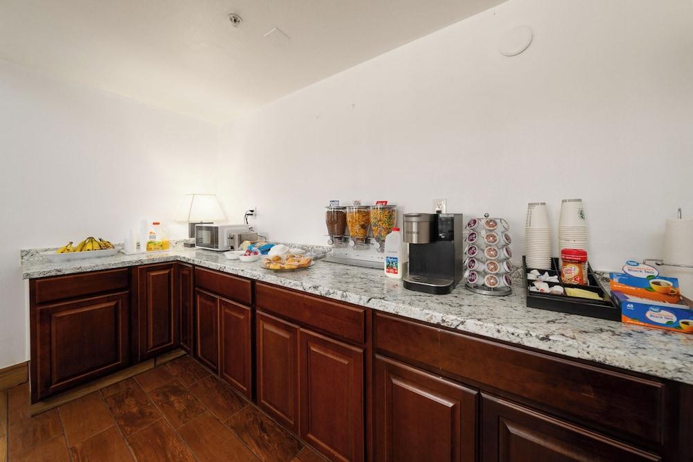 America Inn & Suites photo 21