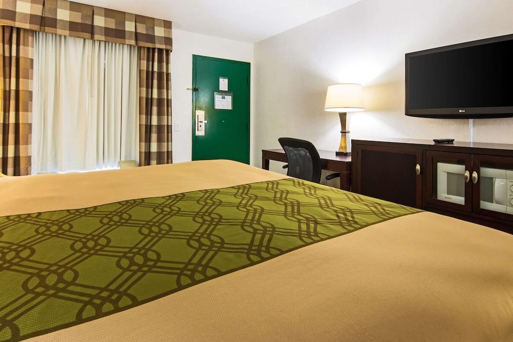 Econo Lodge Inn & Suites Macon North photo 17