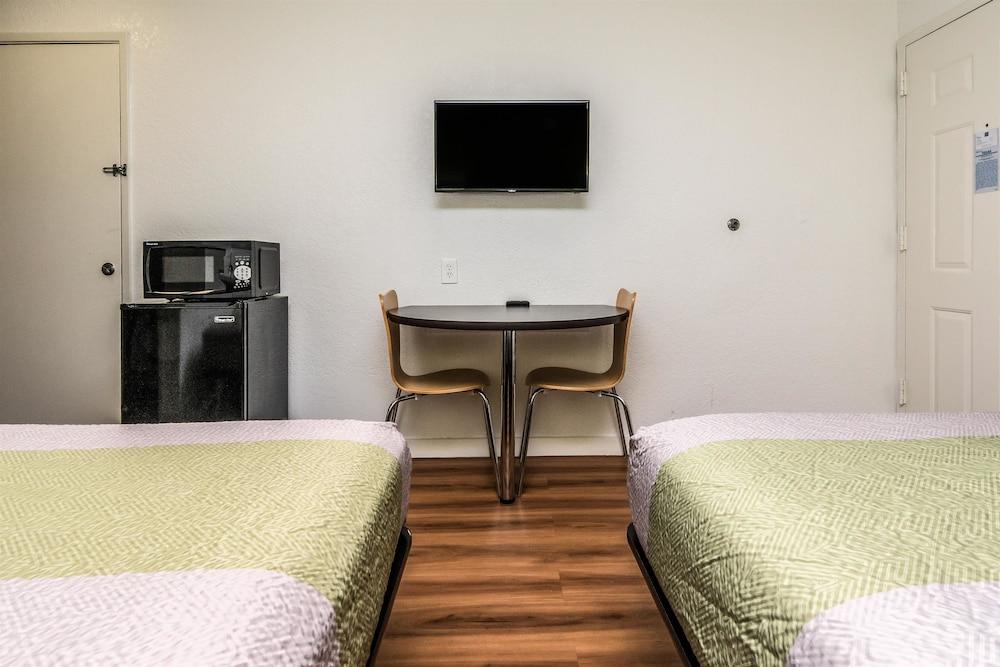 Motel 6 Fort Worth, TX - North photo 17