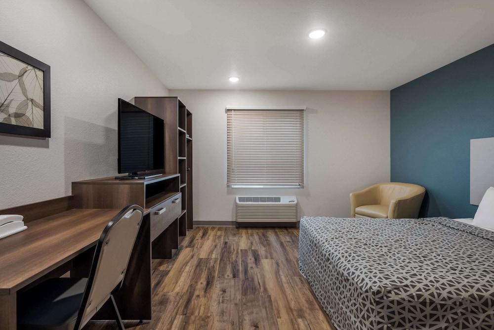 Woodspring Suites Milwaukee - Menomonee Falls photo 7