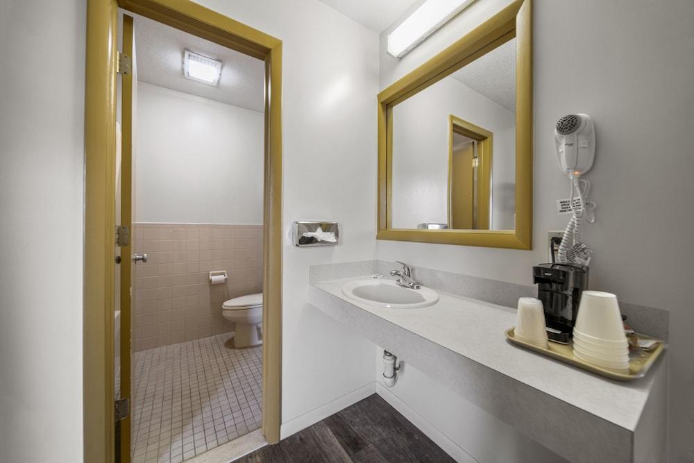 Executive Inn Cass City photo 8