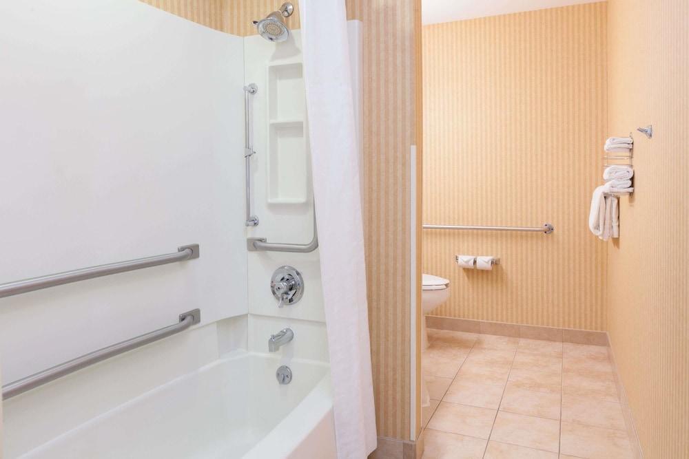 Microtel Inn & Suites by Wyndham Charleston WV photo 20