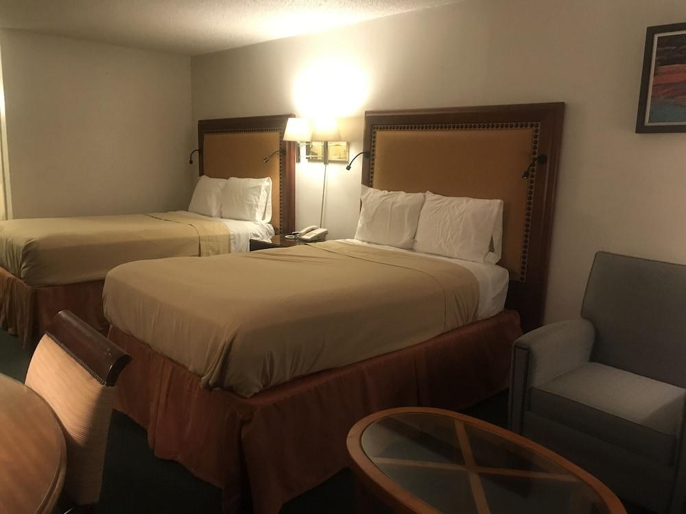 Travelers Inn & Suites photo 31
