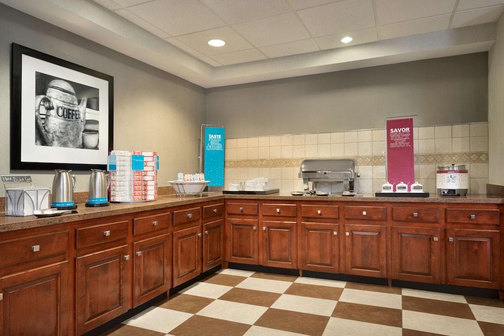 Hampton Inn & Suites Newport/Middletown photo 54