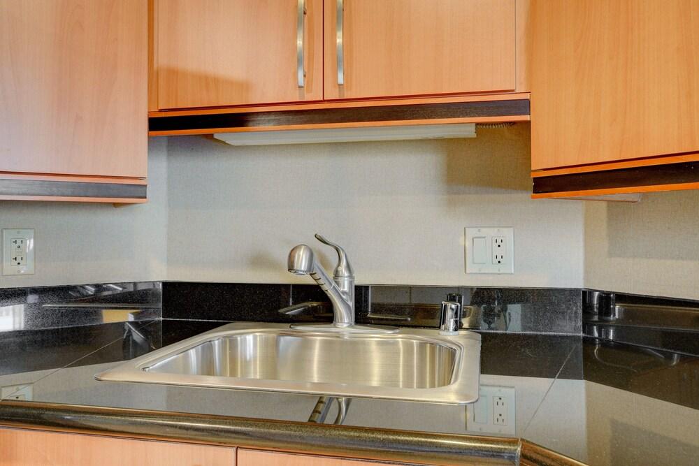 Sapphire Skyline Premium Suite photo 26