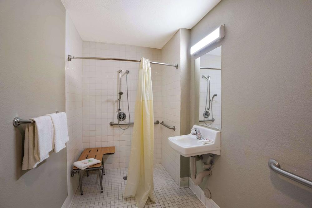 Econo Lodge Vallejo Fairgrounds photo 9