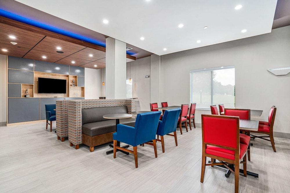 Holiday Inn Express Suites Van Buren-Ft Smith Area by IHG photo 41