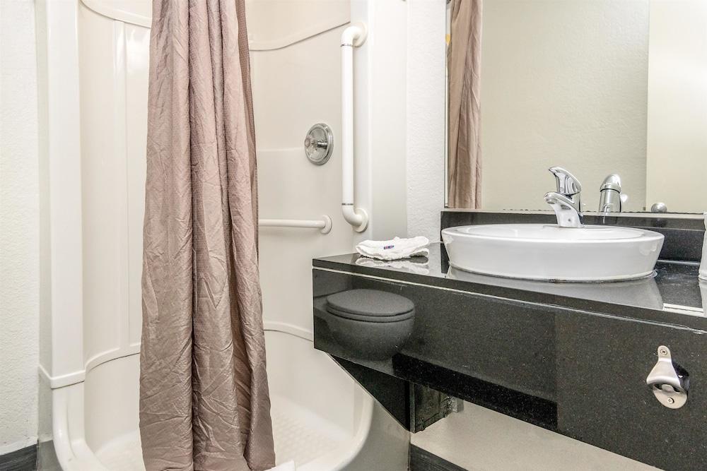 Motel 6 Fort Worth, TX - North photo 21