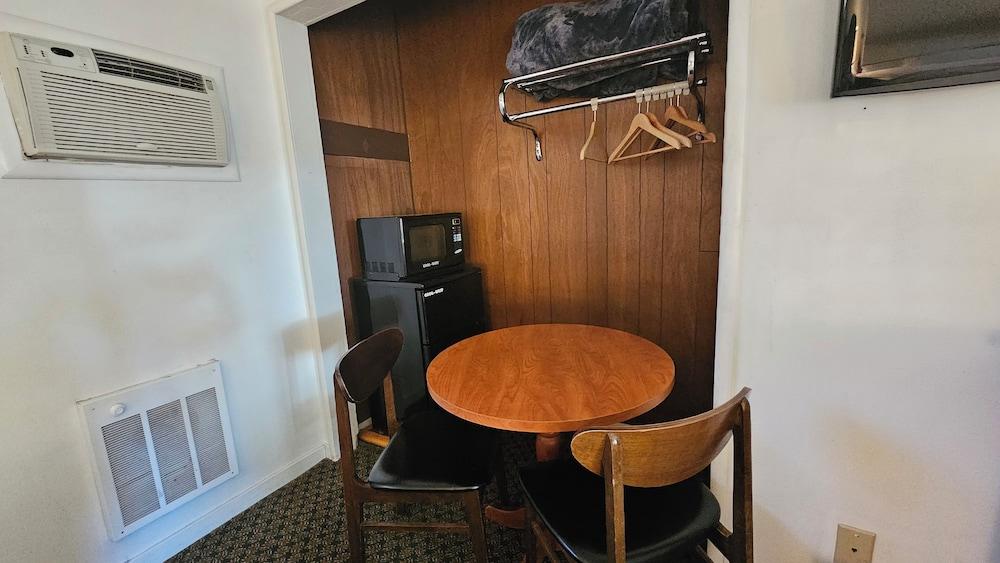 Cedar Lodge Motel photo 41