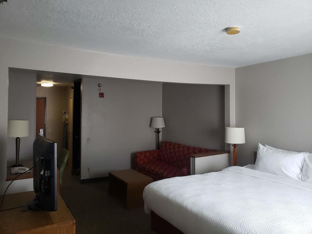 Country Inn & Suites by Radisson, Fairview Heights, IL photo 31