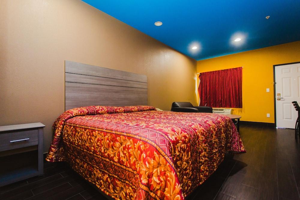 Moonlight Suites - Houston George Bush Intl Airport photo 18