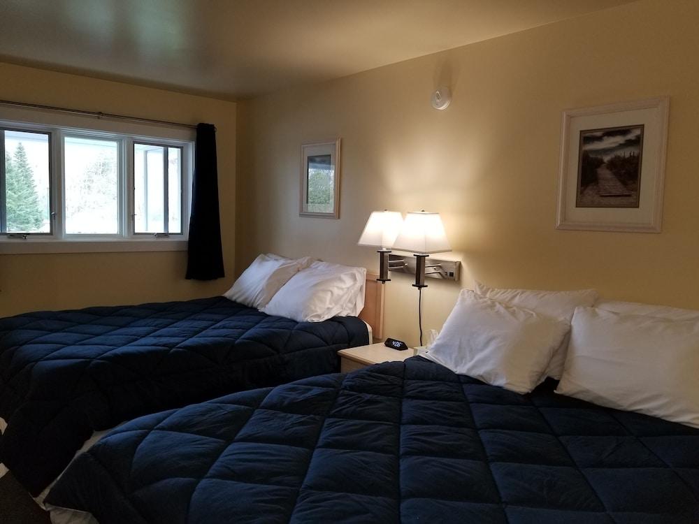 Captain's Quarters Motel photo 8