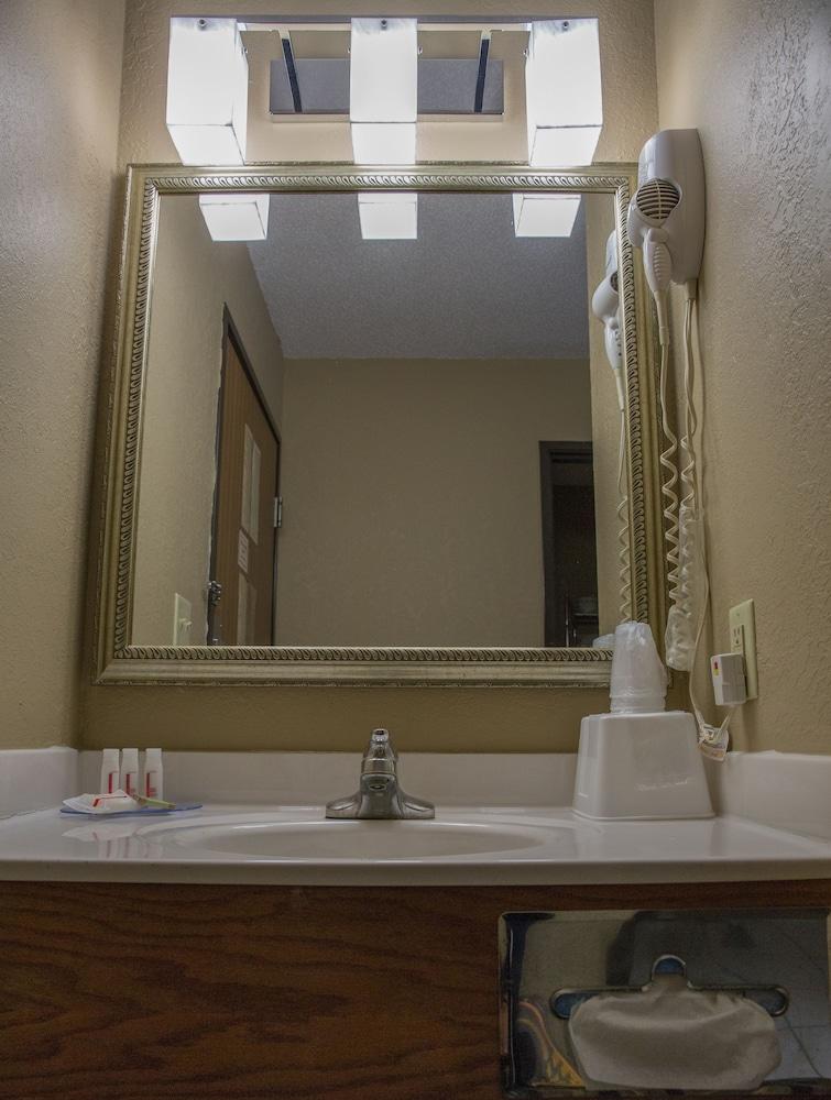 Econo Lodge Canton North photo 10