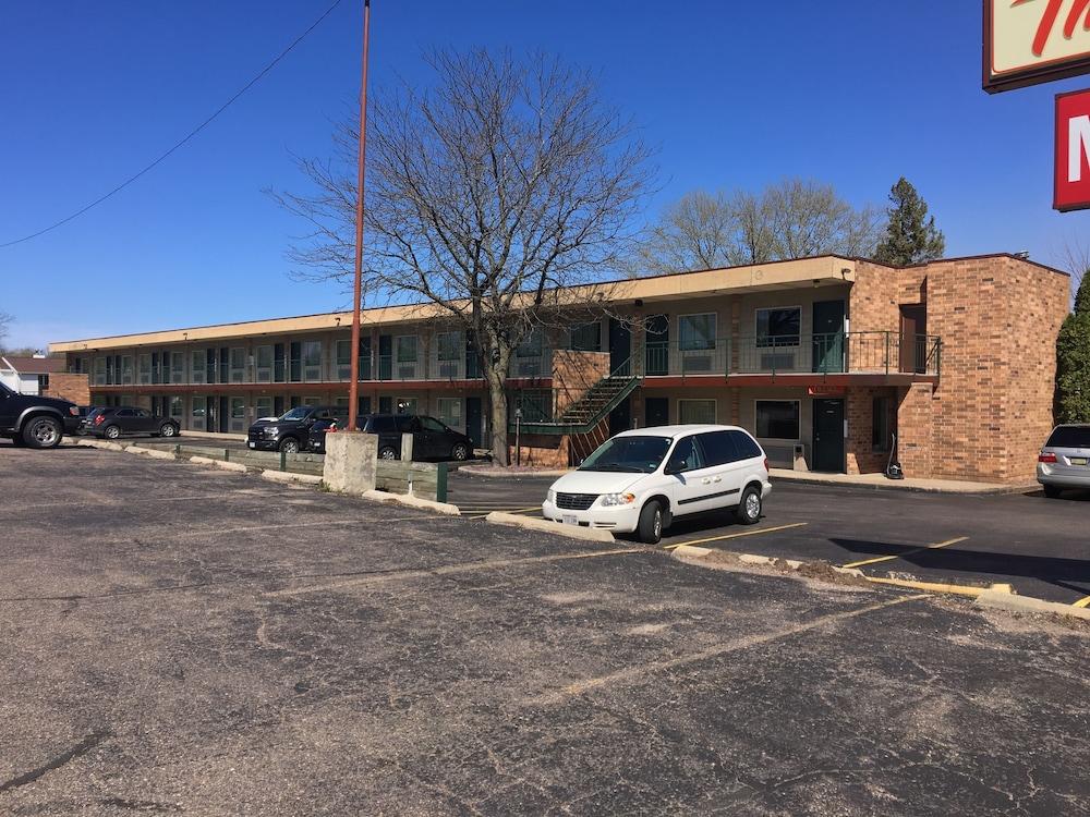 Thunderbird Motor Inn Baraboo photo 10