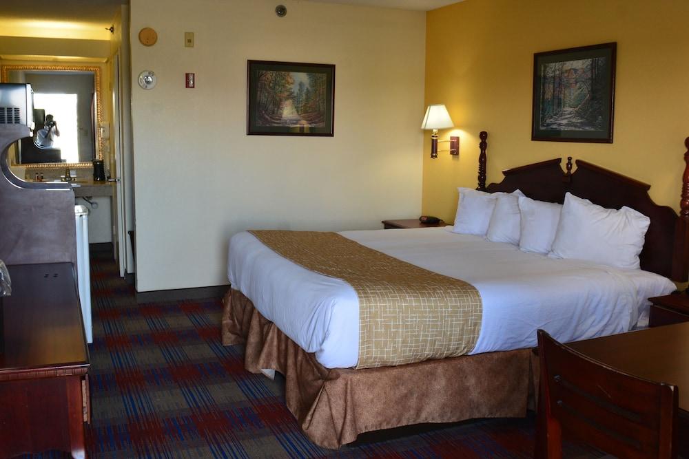 Travelodge by Wyndham Montgomery East photo 2
