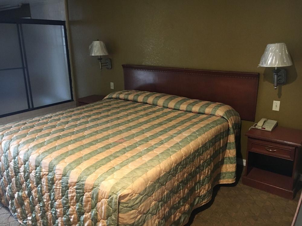Bellflower Travel Inn photo 22