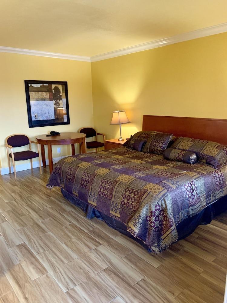 Town & Country Motel photo 9