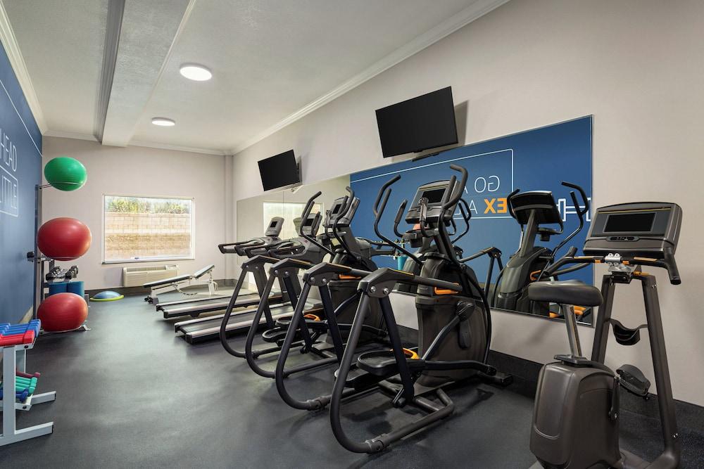Holiday Inn Express and Suites Bakersfield Central by IHG photo 15