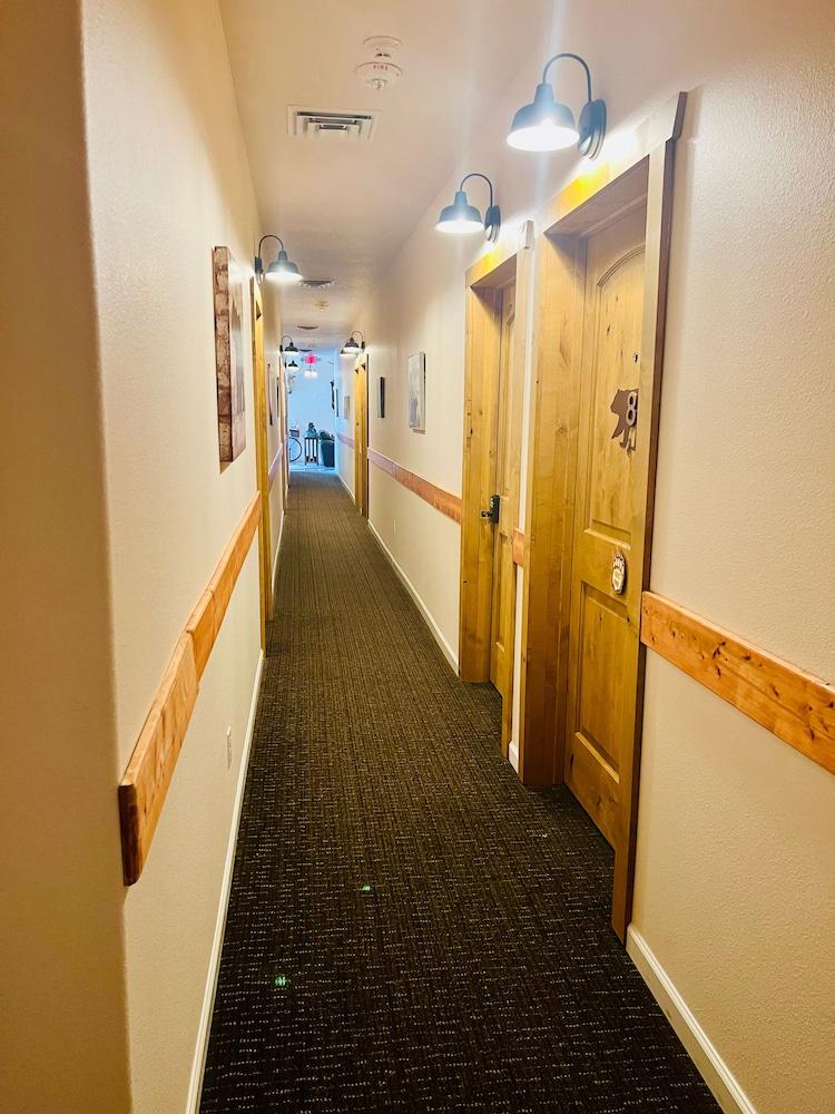 Grizzly Lodge Motel photo 27