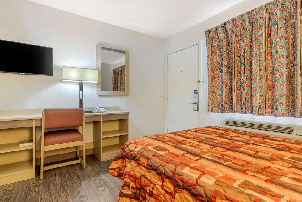 Rodeway Inn photo 24
