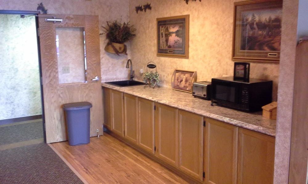 Chicaugon Lake Inn photo 40
