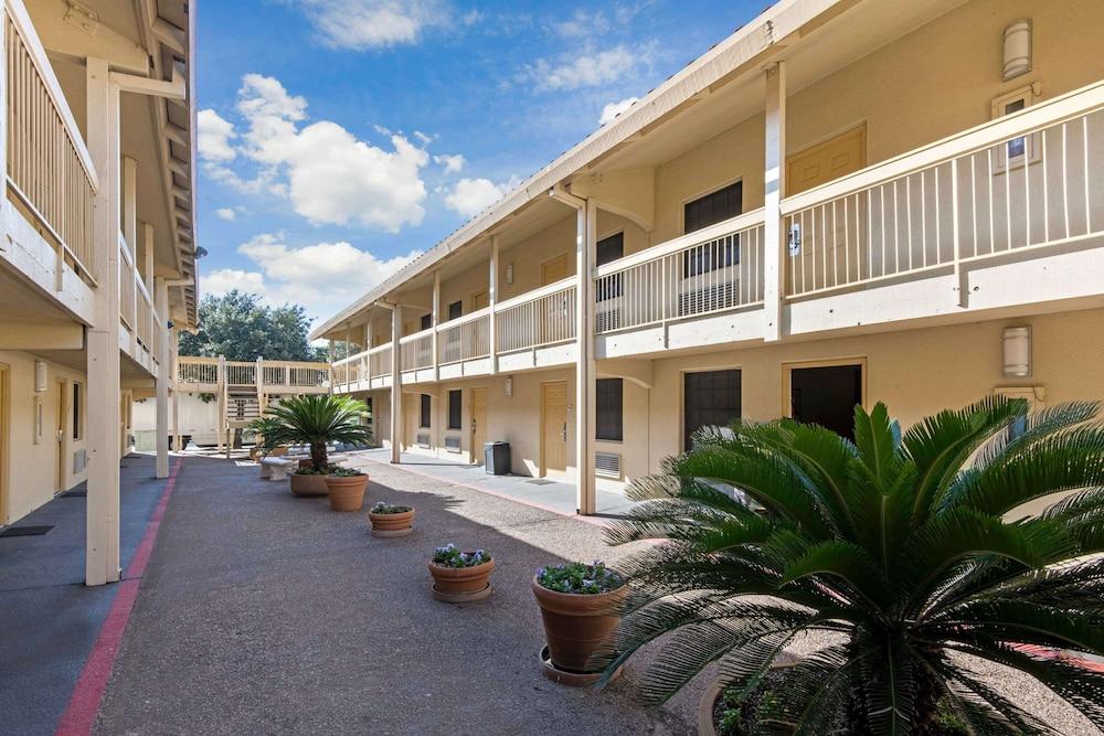 Townhouse Garden Inn & Suites San Antonio I 35 photo 10
