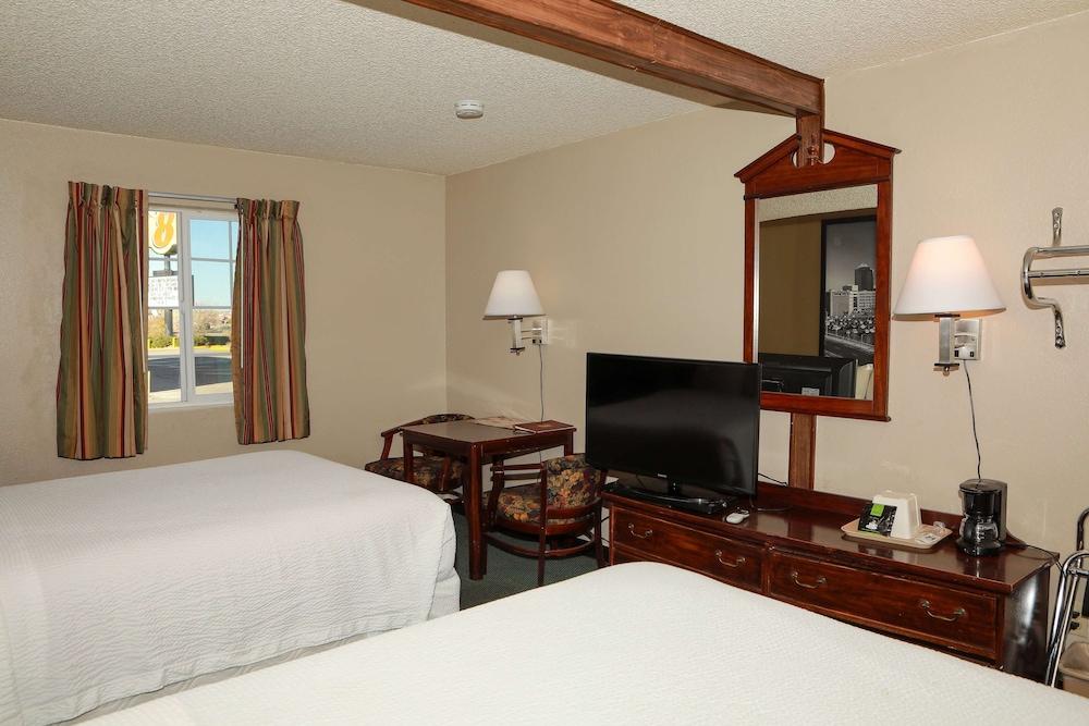Super 8 by Wyndham Gallup photo 12
