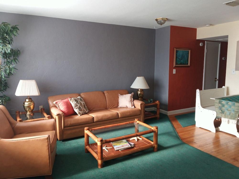 Swashbuckler Motel photo 15
