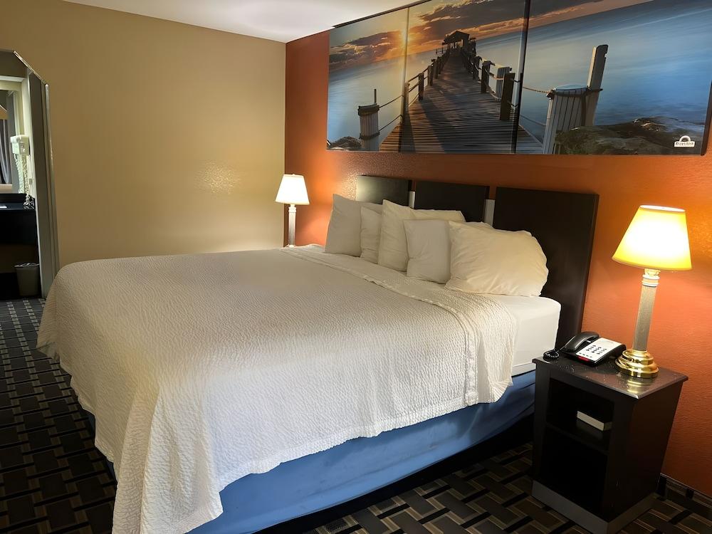 Days Inn & Suites by Wyndham Pine Bluff photo 13