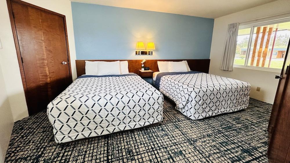 Curly Redwood Lodge photo 30