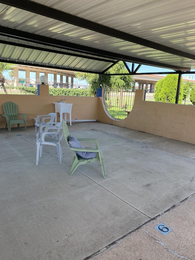 Executive Inn and Suites photo 10