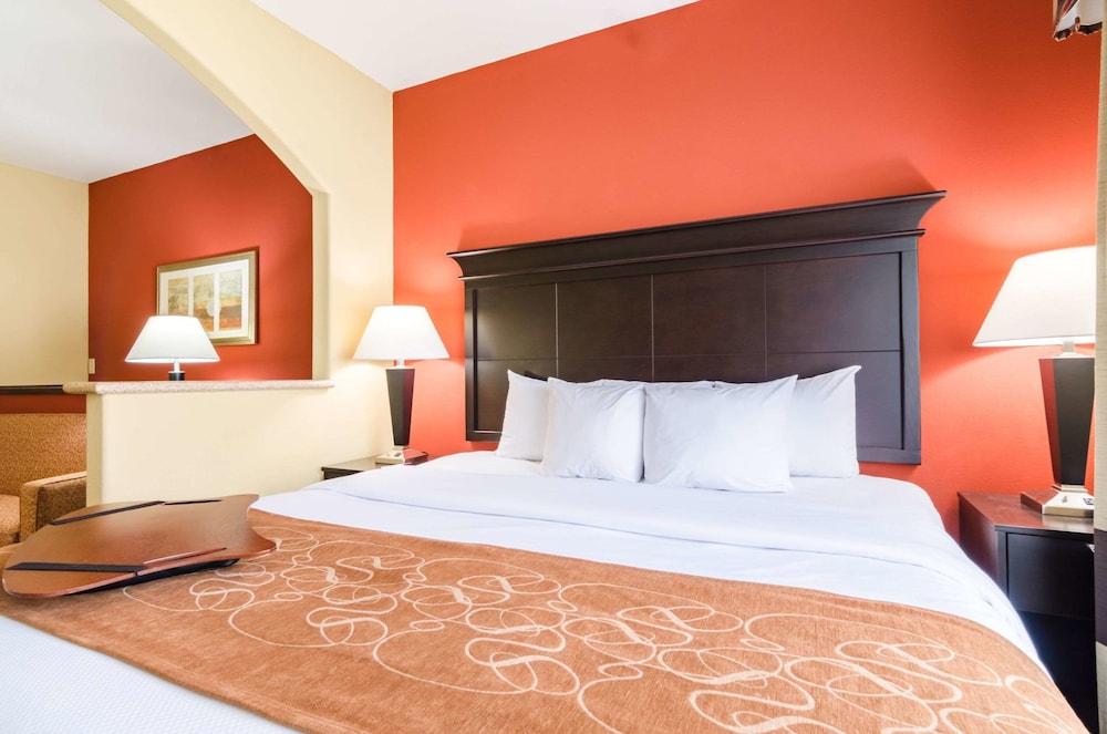 Comfort Suites Salina South photo 57