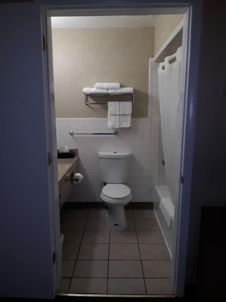Rodeway Inn photo 11