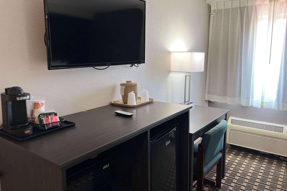 Quality Inn & Suites Louisville East photo 8