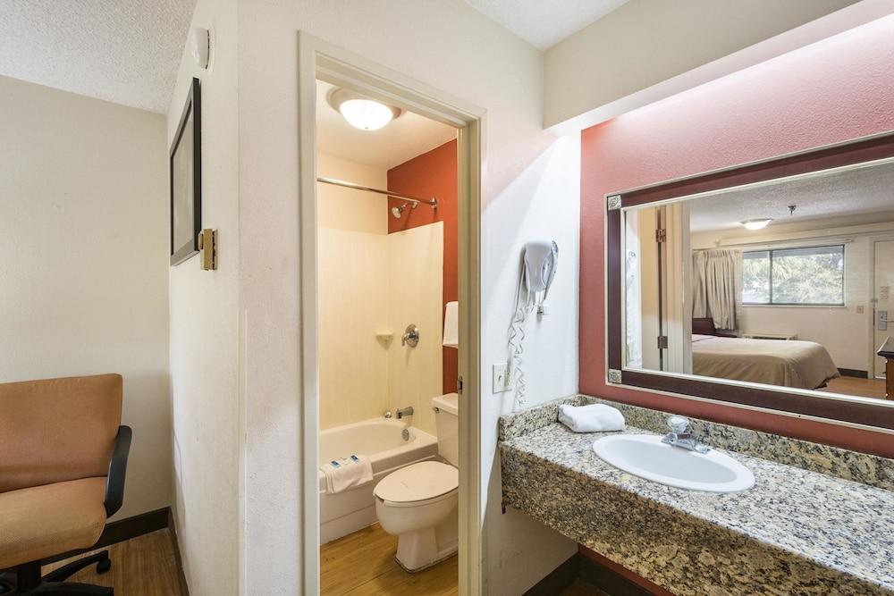 Rodeway Inn Tampa near Busch Gardens - USF photo 21