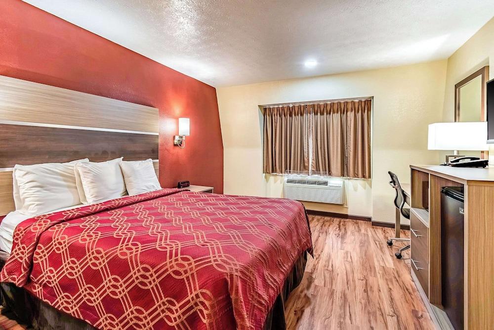 Econo Lodge Worthington - Columbus North photo 23