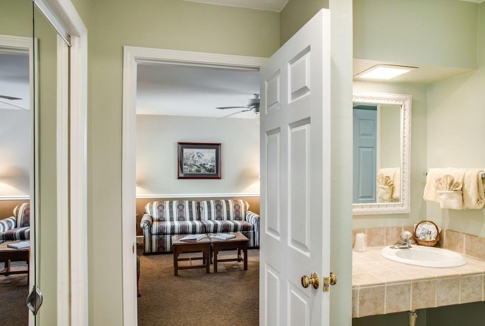Boxwood Lodge photo 18