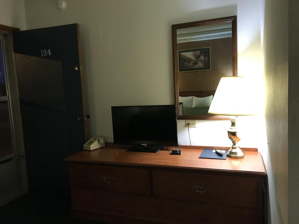 Colonial Inn Dyersville photo 8