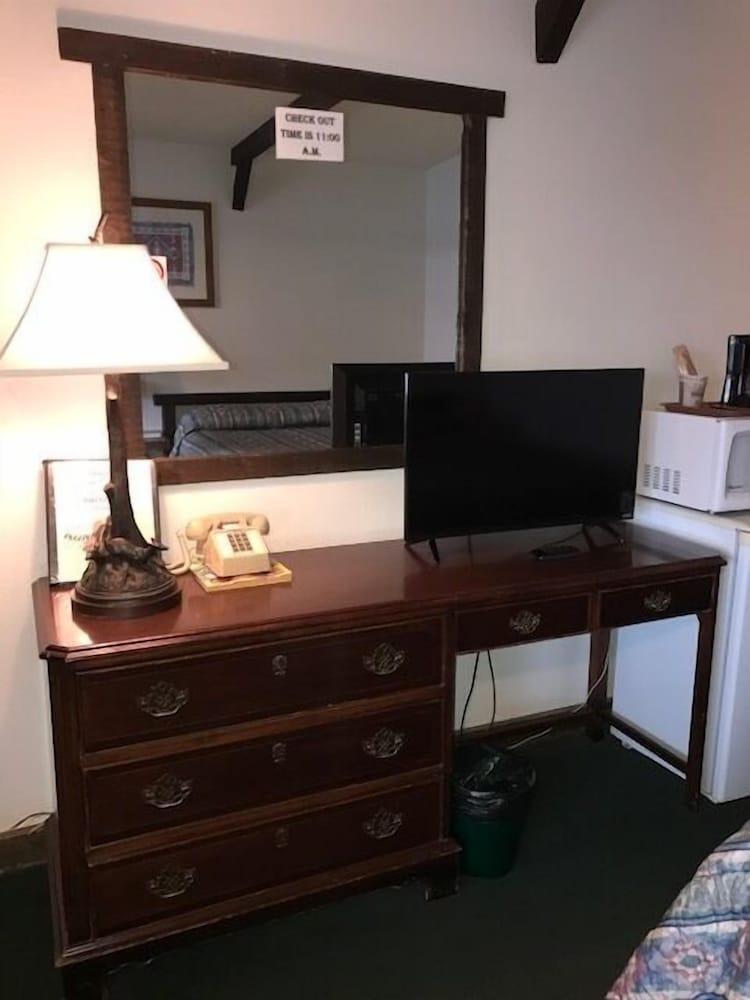 Bunkhouse Motel photo 10