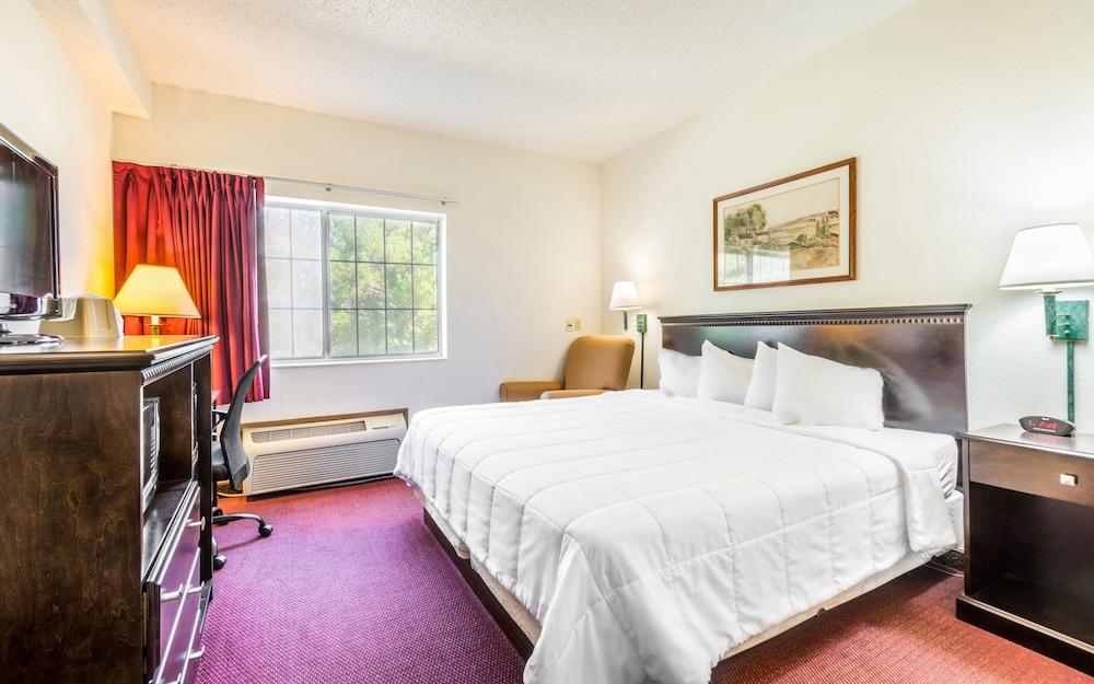 Wamego Inn and Suites photo 9