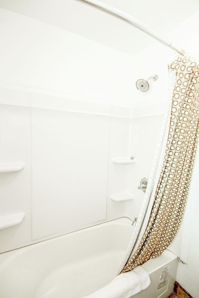 OYO Travelier Motel photo 32