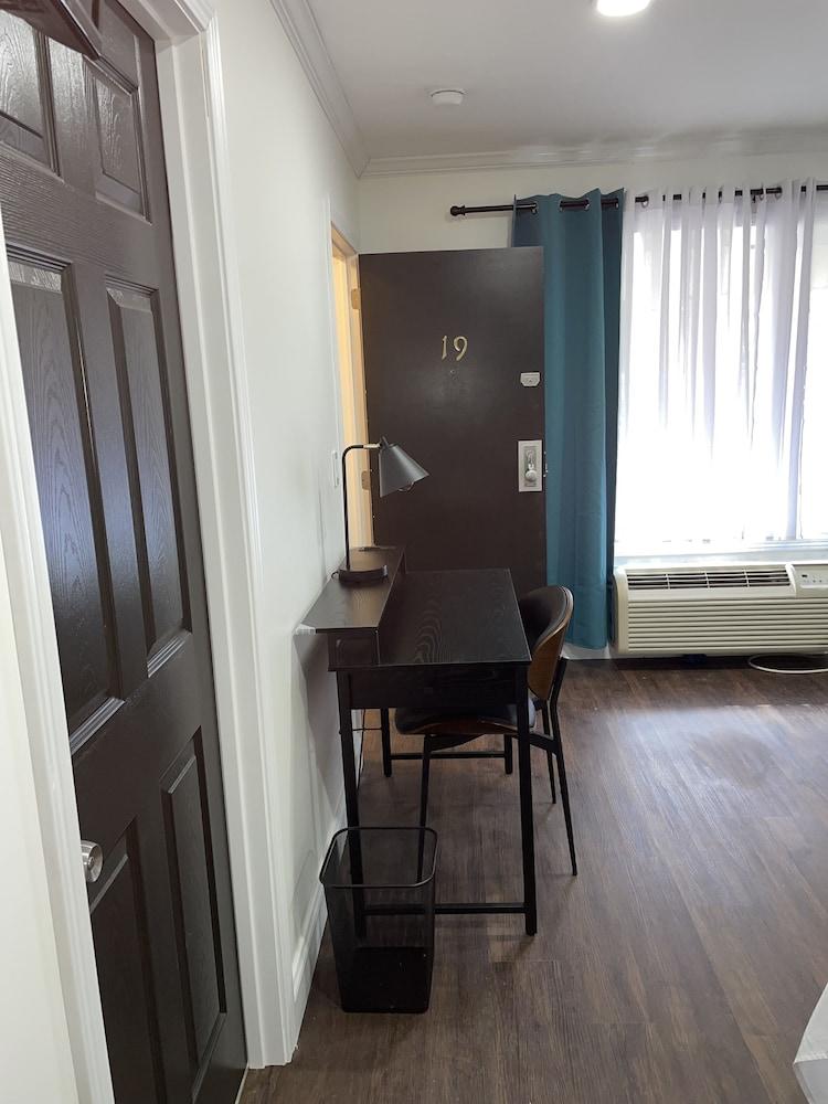 Gatehouse Motel photo 6