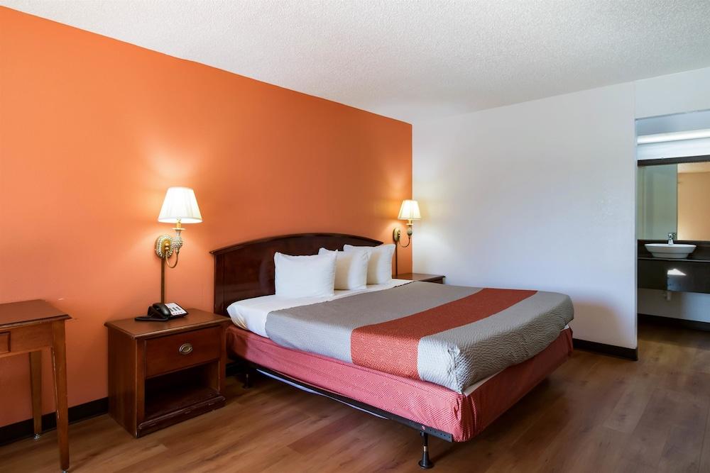 Econo Lodge photo 39