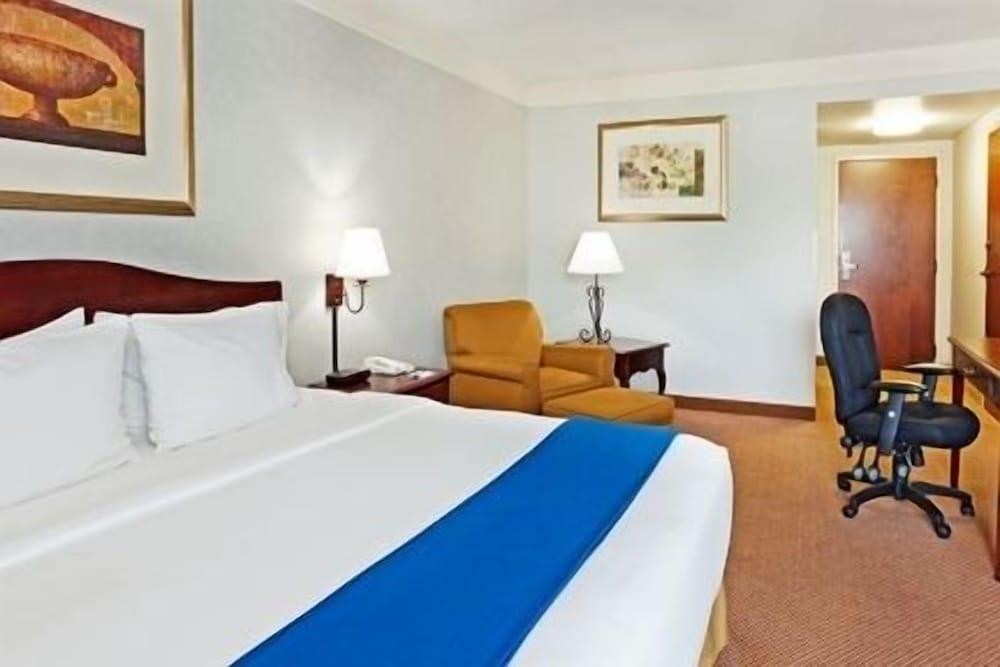 Mountain Inn & Suites photo 12