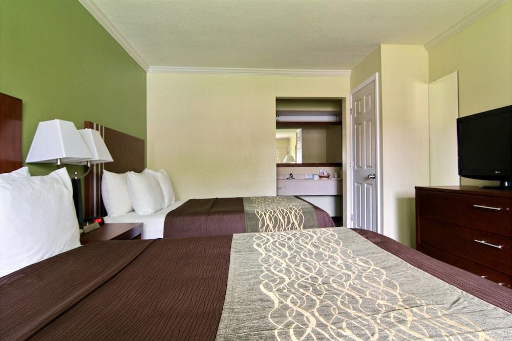 Days Inn by Wyndham Austintown photo 15