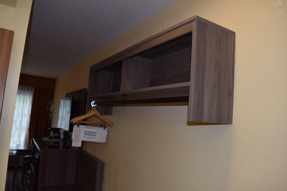 Days Inn by Wyndham Cadillac photo 9
