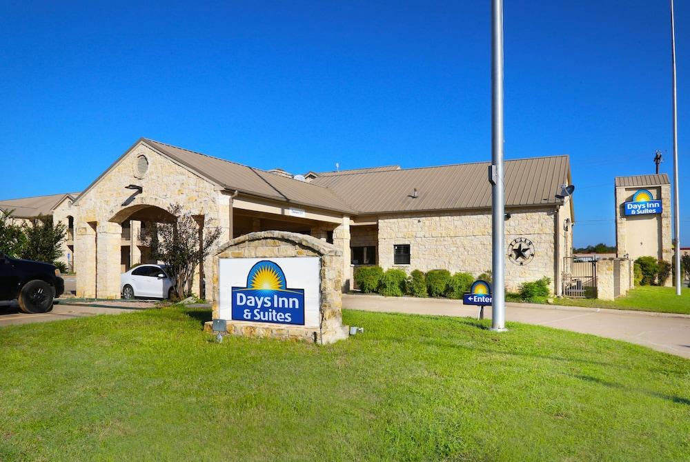 Days Inn & Suites by Wyndham Llano photo 50