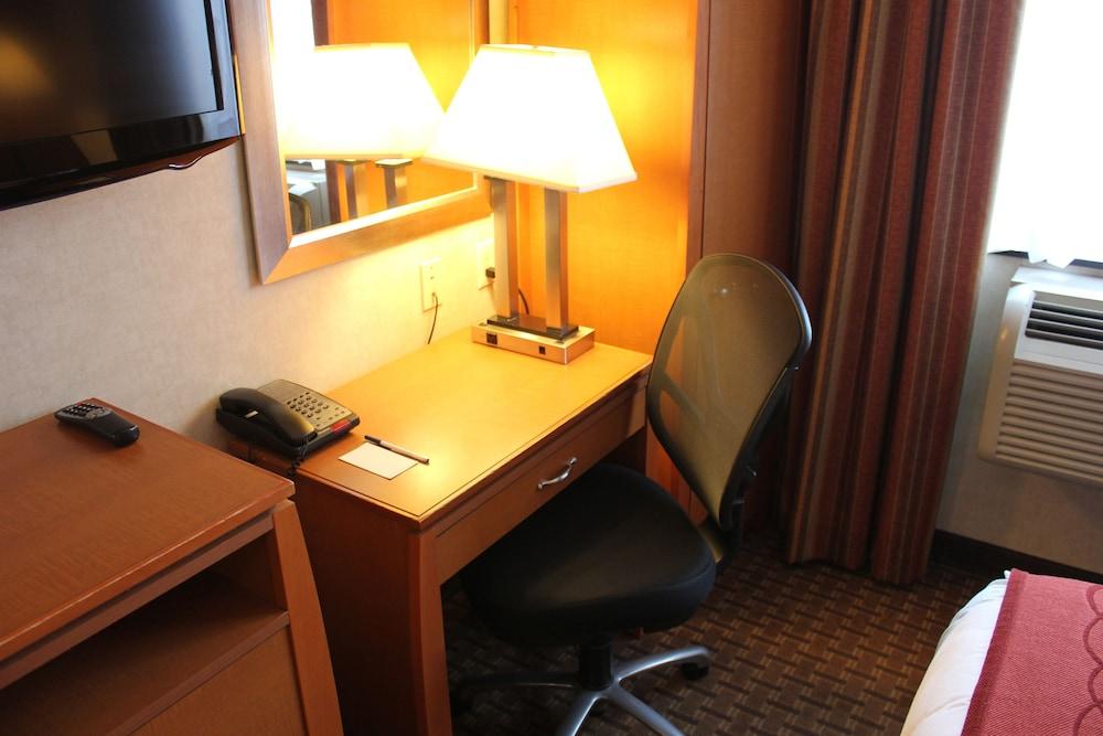 Bellerose Inn photo 14