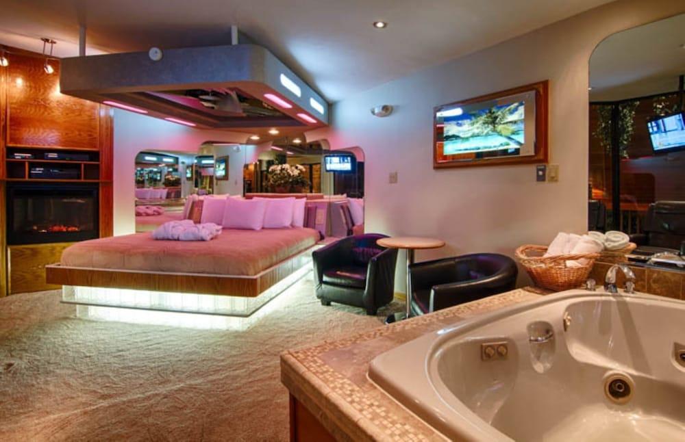 Sybaris Pool Suites Indianapolis photo 12