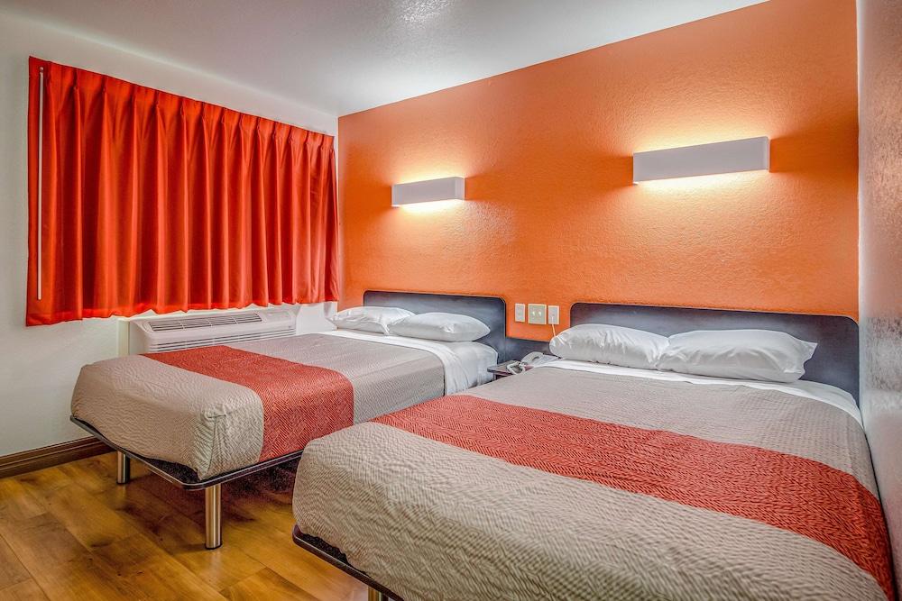 Motel 6 Conroe, TX photo 17